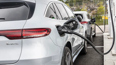 EQC 400 4MATIC; designo diamantweiß bright;AMG Line;designo Leder Nappa zweifarbig platinweiß pearl / schwarz; (Stromverbrauch kombiniert: 20,8 – 19,7 kWh/100 km; CO2-Emissionen kombiniert: 0