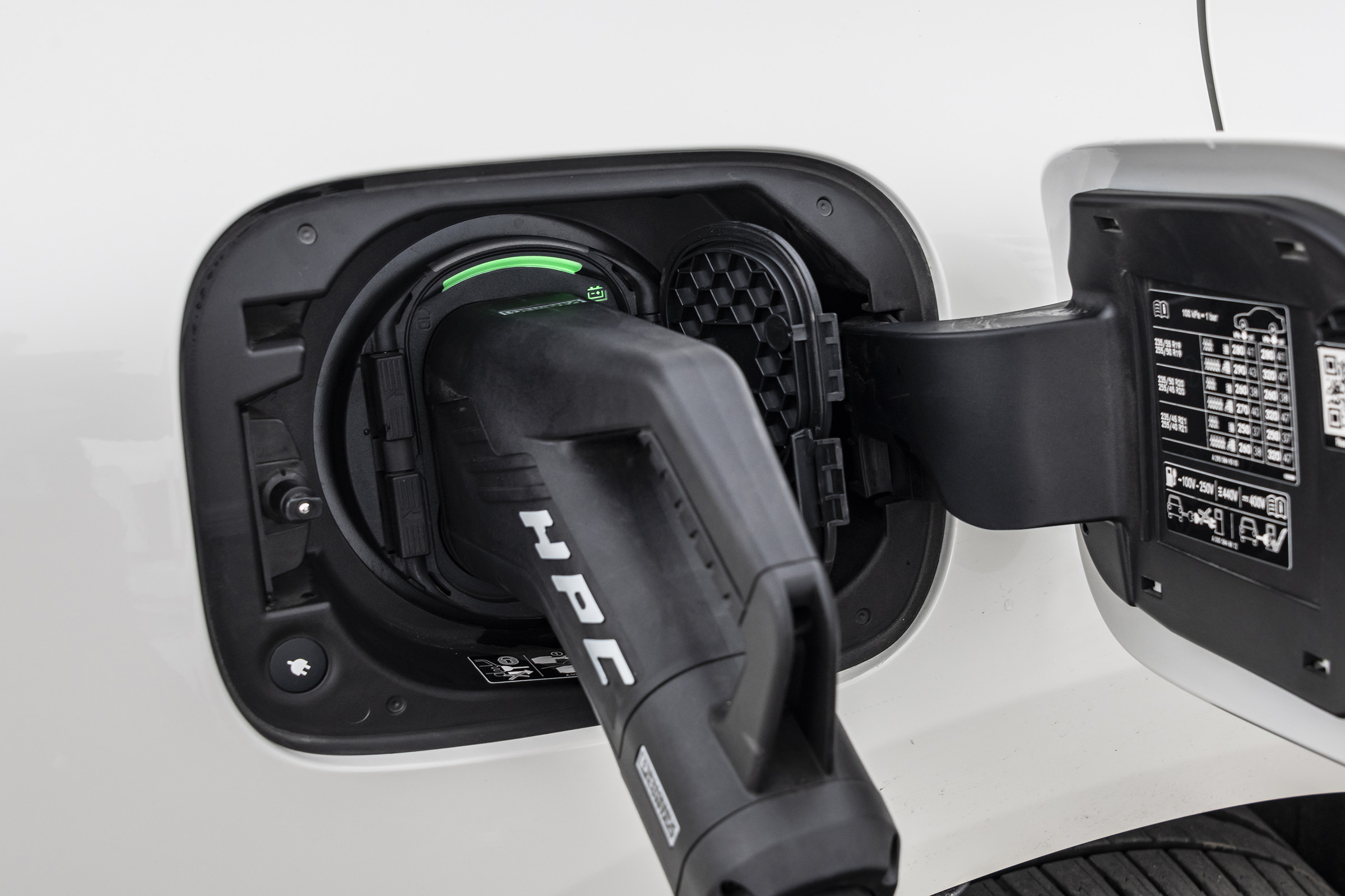 EQC 400 4MATIC; designo diamantweiß bright;AMG Line;designo Leder Nappa zweifarbig platinweiß pearl / schwarz; (Stromverbrauch kombiniert: 20,8 – 19,7 kWh/100 km; CO2-Emissionen kombiniert: 0