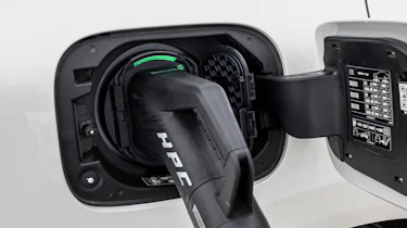 EQC 400 4MATIC; designo diamantweiß bright;AMG Line;designo Leder Nappa zweifarbig platinweiß pearl / schwarz; (Stromverbrauch kombiniert: 20,8 – 19,7 kWh/100 km; CO2-Emissionen kombiniert: 0