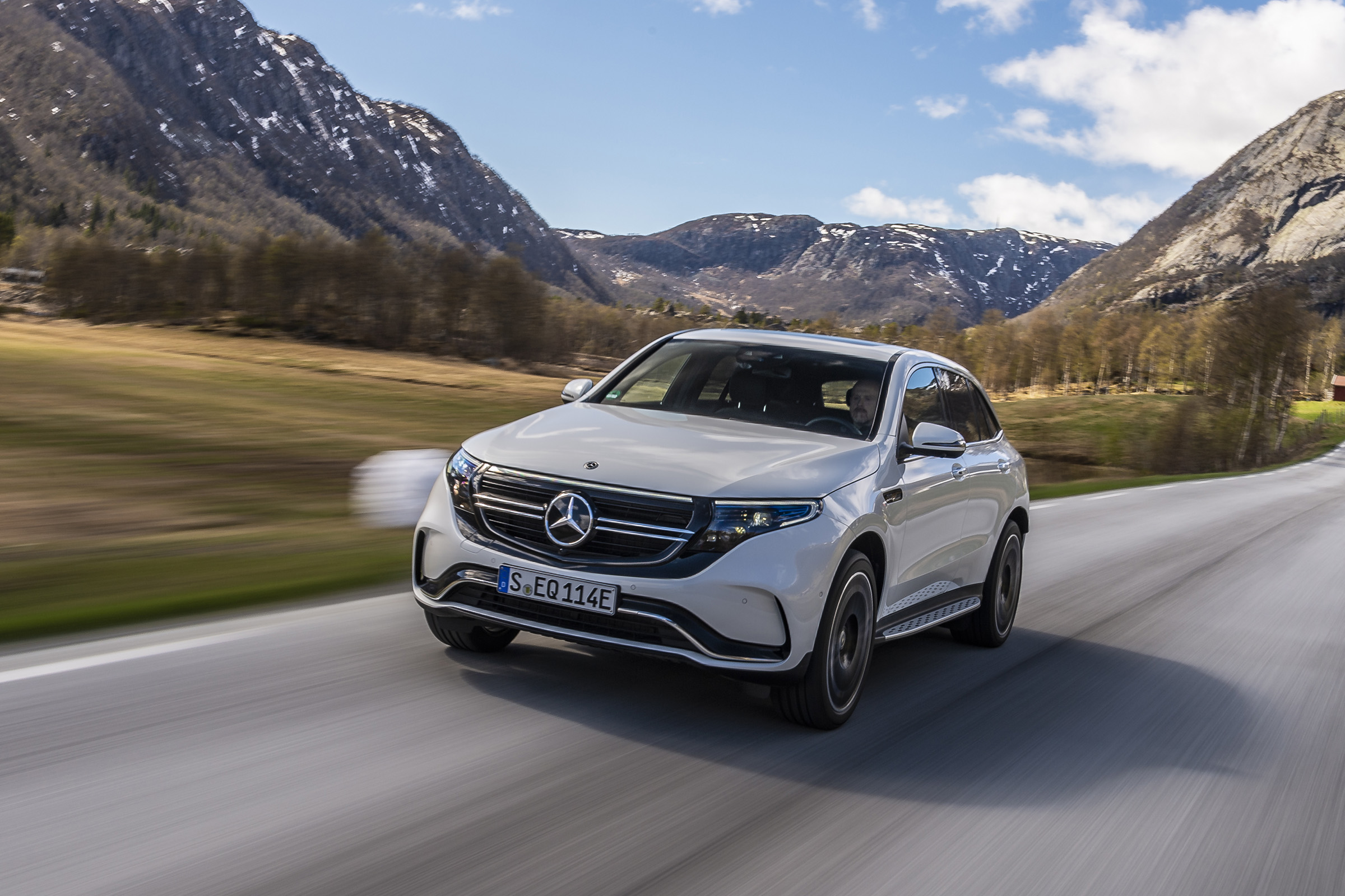 EQC 400 4MATIC; designo diamantweiß bright;AMG Line;designo Leder Nappa zweifarbig platinweiß pearl / schwarz; (Stromverbrauch kombiniert: 20,8 – 19,7 kWh/100 km; CO2-Emissionen kombiniert: 0