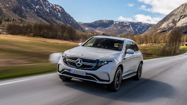 EQC 400 4MATIC; designo diamantweiß bright;AMG Line;designo Leder Nappa zweifarbig platinweiß pearl / schwarz; (Stromverbrauch kombiniert: 20,8 – 19,7 kWh/100 km; CO2-Emissionen kombiniert: 0