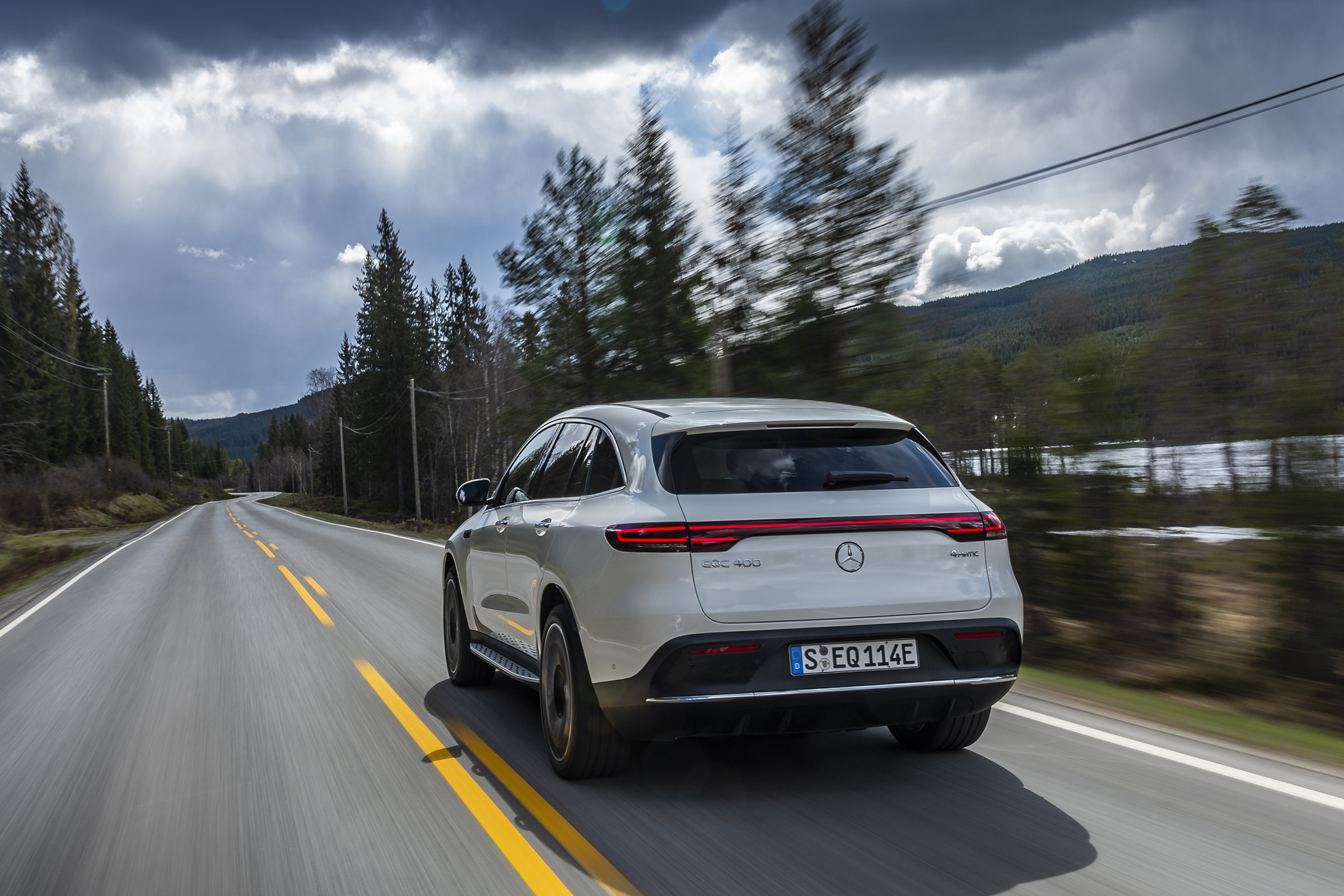 EQC 400 4MATIC; designo diamantweiß bright;AMG Line;designo Leder Nappa zweifarbig platinweiß pearl / schwarz; (Stromverbrauch kombiniert: 20,8 – 19,7 kWh/100 km; CO2-Emissionen kombiniert: 0