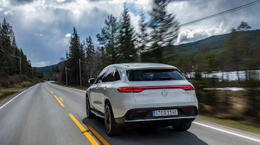 EQC 400 4MATIC; designo diamantweiß bright;AMG Line;designo Leder Nappa zweifarbig platinweiß pearl / schwarz; (Stromverbrauch kombiniert: 20,8 – 19,7 kWh/100 km; CO2-Emissionen kombiniert: 0