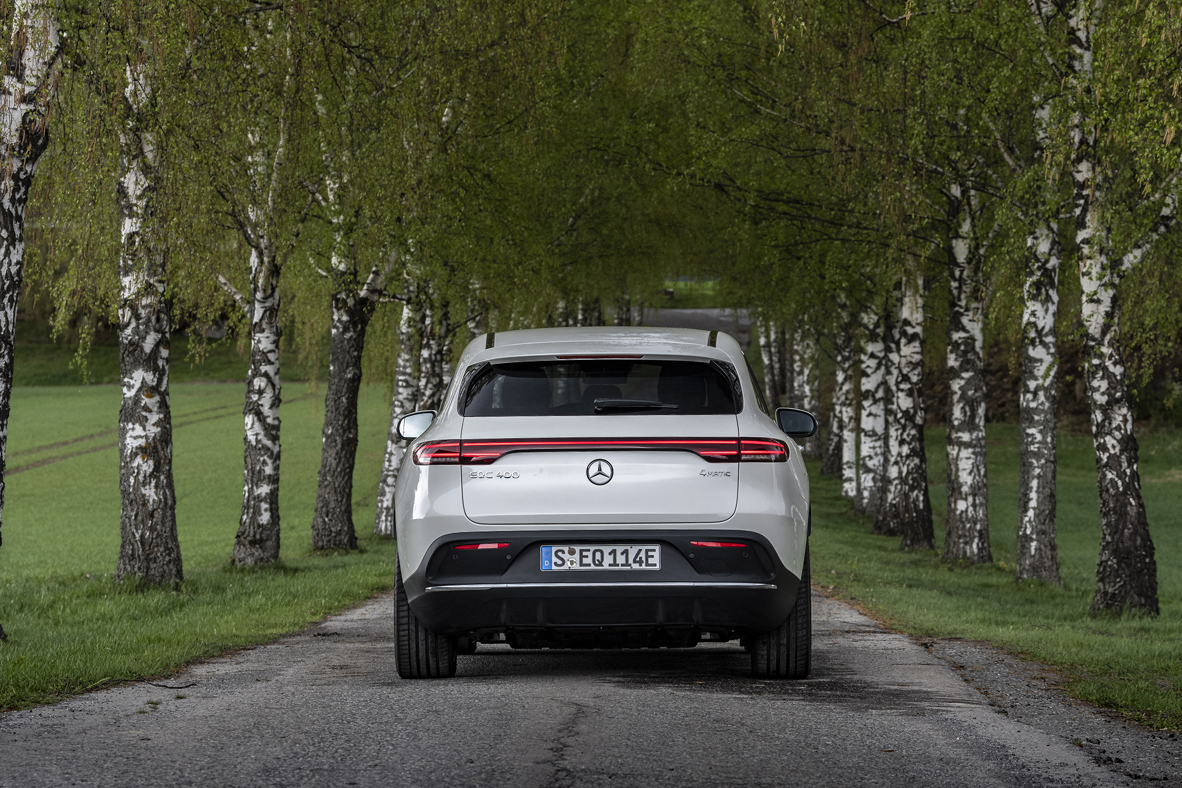 EQC 400 4MATIC; designo diamantweiß bright;AMG Line;designo Leder Nappa zweifarbig platinweiß pearl / schwarz; (Stromverbrauch kombiniert: 20,8 – 19,7 kWh/100 km; CO2-Emissionen kombiniert: 0