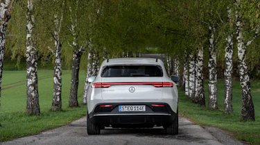 EQC 400 4MATIC; designo diamantweiß bright;AMG Line;designo Leder Nappa zweifarbig platinweiß pearl / schwarz; (Stromverbrauch kombiniert: 20,8 – 19,7 kWh/100 km; CO2-Emissionen kombiniert: 0