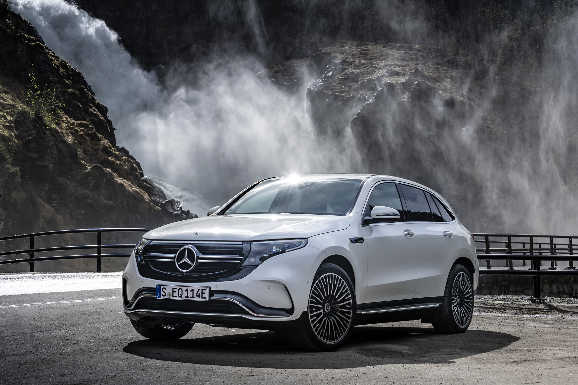 EQC 400 4MATIC; designo diamantweiß bright;AMG Line;designo Leder Nappa zweifarbig platinweiß pearl / schwarz; (Stromverbrauch kombiniert: 20,8 – 19,7 kWh/100 km; CO2-Emissionen kombiniert: 0