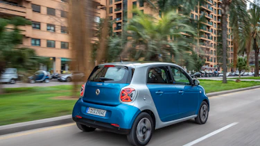smart EQ forfour, steel blue, passion line, interior black fabric with blue topstitching smart EQ forfour, Stromverbrauch kombiniert, 4,6 kW-Bordlader, (kWh/100 km), 17,3-15,9; CO2-Emission k