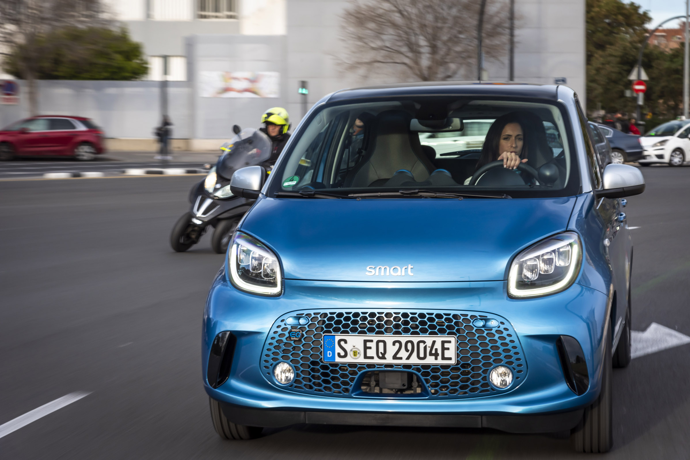 smart EQ forfour, steel blue, passion line, interior black fabric with blue topstitching smart EQ forfour, Stromverbrauch kombiniert, 4,6 kW-Bordlader, (kWh/100 km), 17,3-15,9; CO2-Emission k