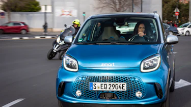 smart EQ forfour, steel blue, passion line, interior black fabric with blue topstitching smart EQ forfour, Stromverbrauch kombiniert, 4,6 kW-Bordlader, (kWh/100 km), 17,3-15,9; CO2-Emission k