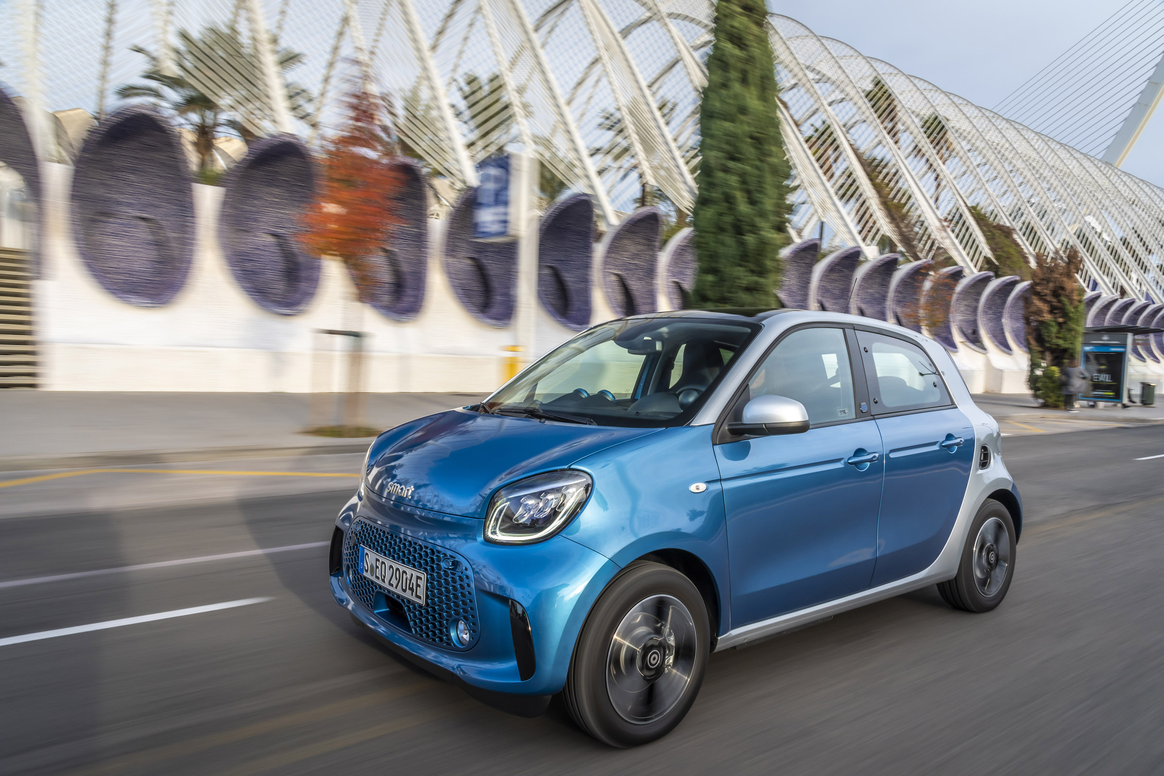 smart EQ forfour, steel blue, passion line, interior black fabric with blue topstitching smart EQ forfour, Stromverbrauch kombiniert, 4,6 kW-Bordlader, (kWh/100 km), 17,3-15,9; CO2-Emission k