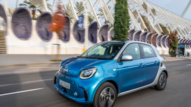 smart EQ forfour, steel blue, passion line, interior black fabric with blue topstitching smart EQ forfour, Stromverbrauch kombiniert, 4,6 kW-Bordlader, (kWh/100 km), 17,3-15,9; CO2-Emission k