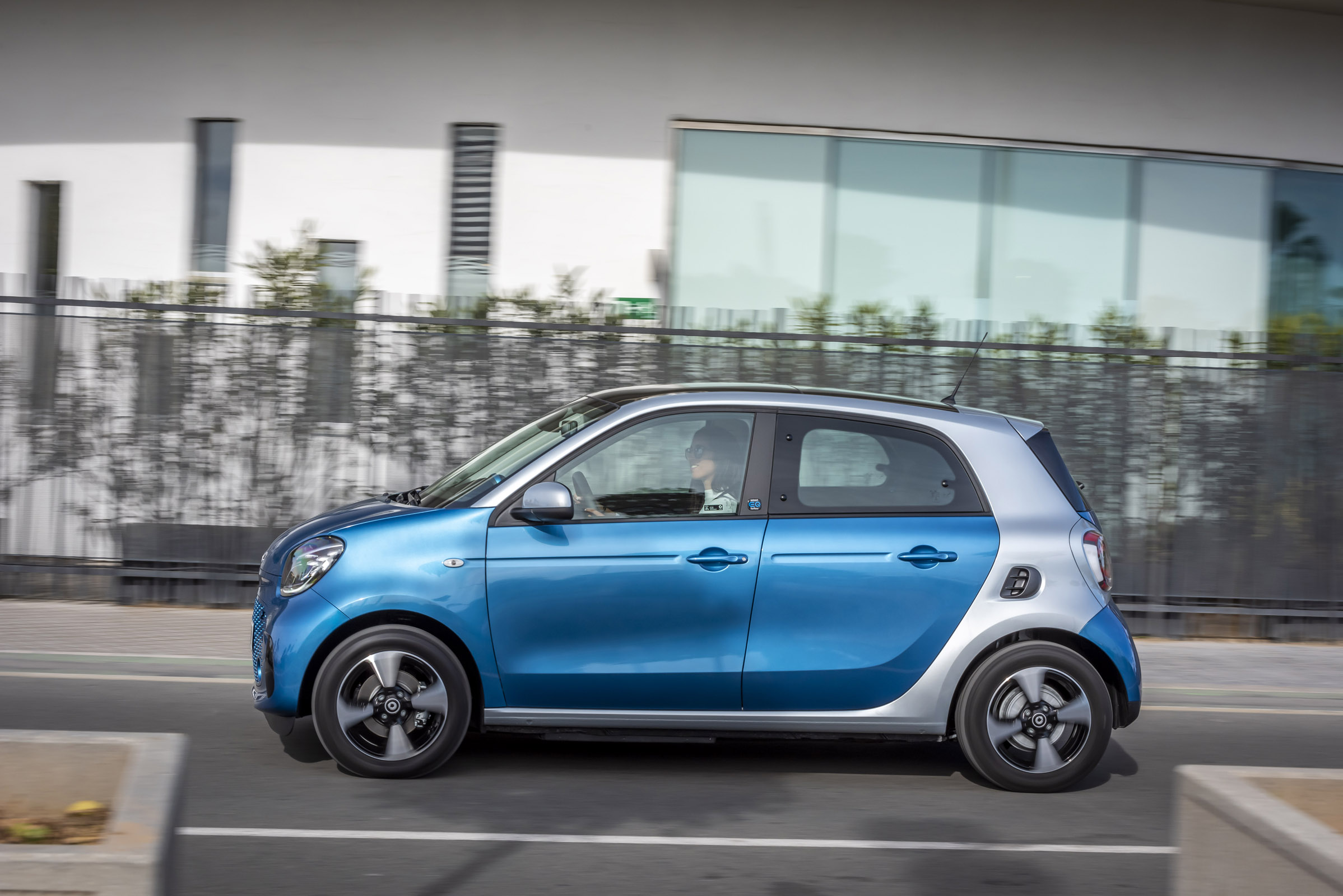smart EQ forfour, steel blue, passion line, interior black fabric with blue topstitching smart EQ forfour, Stromverbrauch kombiniert, 4,6 kW-Bordlader, (kWh/100 km), 17,3-15,9; CO2-Emission k