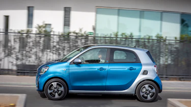 smart EQ forfour, steel blue, passion line, interior black fabric with blue topstitching smart EQ forfour, Stromverbrauch kombiniert, 4,6 kW-Bordlader, (kWh/100 km), 17,3-15,9; CO2-Emission k