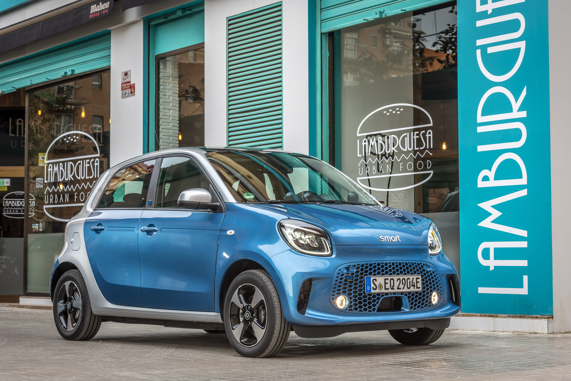 smart EQ forfour, steel blue, passion line, interior black fabric with blue topstitching smart EQ forfour, Stromverbrauch kombiniert, 4,6 kW-Bordlader, (kWh/100 km), 17,3-15,9; CO2-Emission k