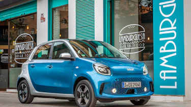 smart EQ forfour, steel blue, passion line, interior black fabric with blue topstitching smart EQ forfour, Stromverbrauch kombiniert, 4,6 kW-Bordlader, (kWh/100 km), 17,3-15,9; CO2-Emission k