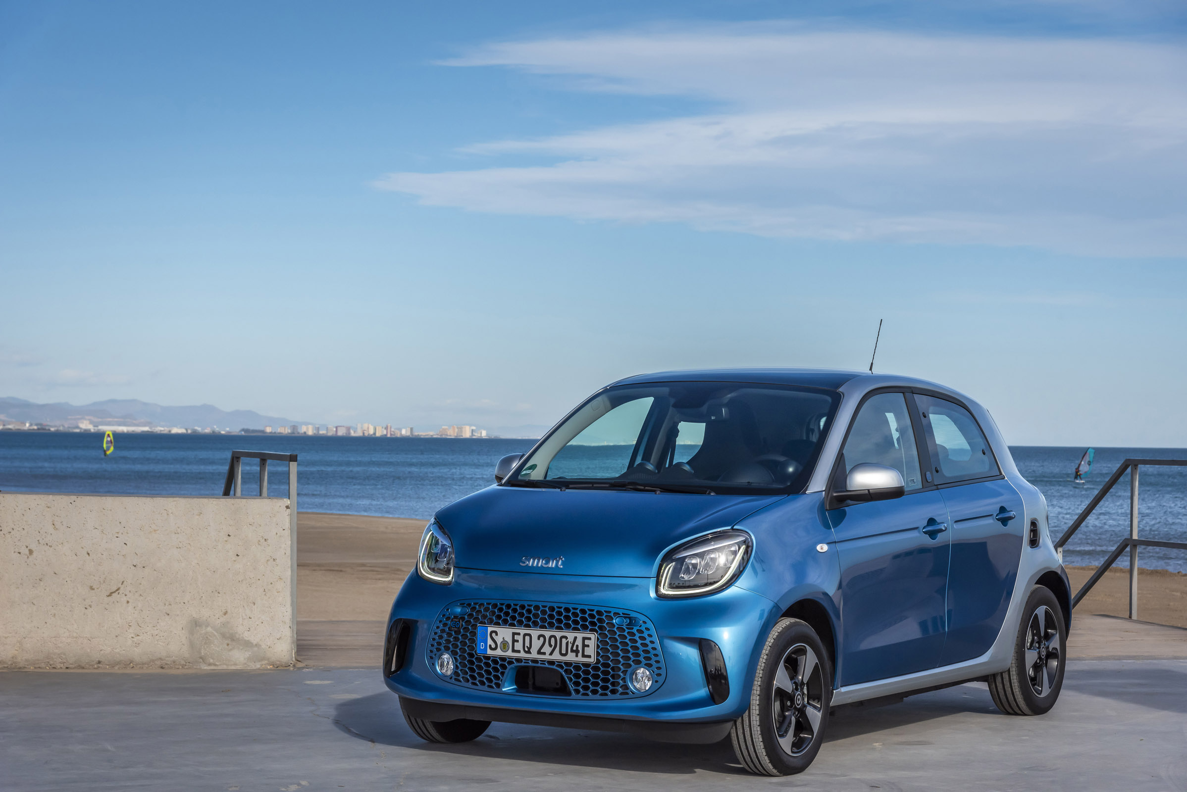 smart EQ forfour, steel blue, passion line, interior black fabric with blue topstitching smart EQ forfour, Stromverbrauch kombiniert, 4,6 kW-Bordlader, (kWh/100 km), 17,3-15,9; CO2-Emission k