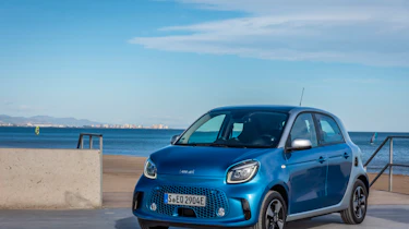 smart EQ forfour, steel blue, passion line, interior black fabric with blue topstitching smart EQ forfour, Stromverbrauch kombiniert, 4,6 kW-Bordlader, (kWh/100 km), 17,3-15,9; CO2-Emission k