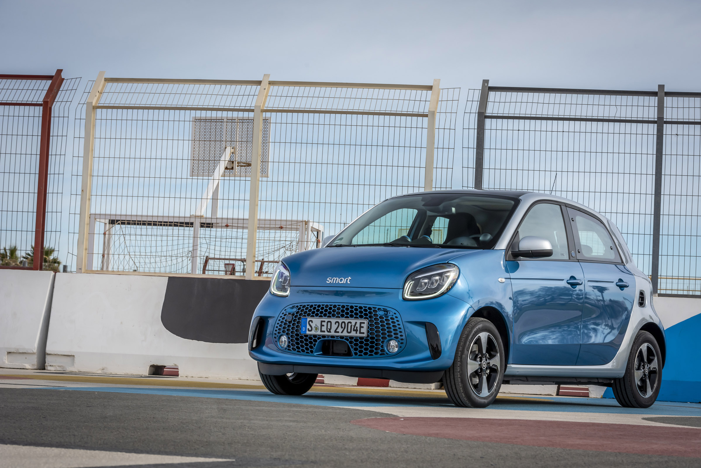 smart EQ forfour, steel blue, passion line, interior black fabric with blue topstitching smart EQ forfour, Stromverbrauch kombiniert, 4,6 kW-Bordlader, (kWh/100 km), 17,3-15,9; CO2-Emission k