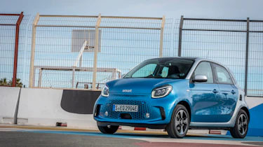 smart EQ forfour, steel blue, passion line, interior black fabric with blue topstitching smart EQ forfour, Stromverbrauch kombiniert, 4,6 kW-Bordlader, (kWh/100 km), 17,3-15,9; CO2-Emission k
