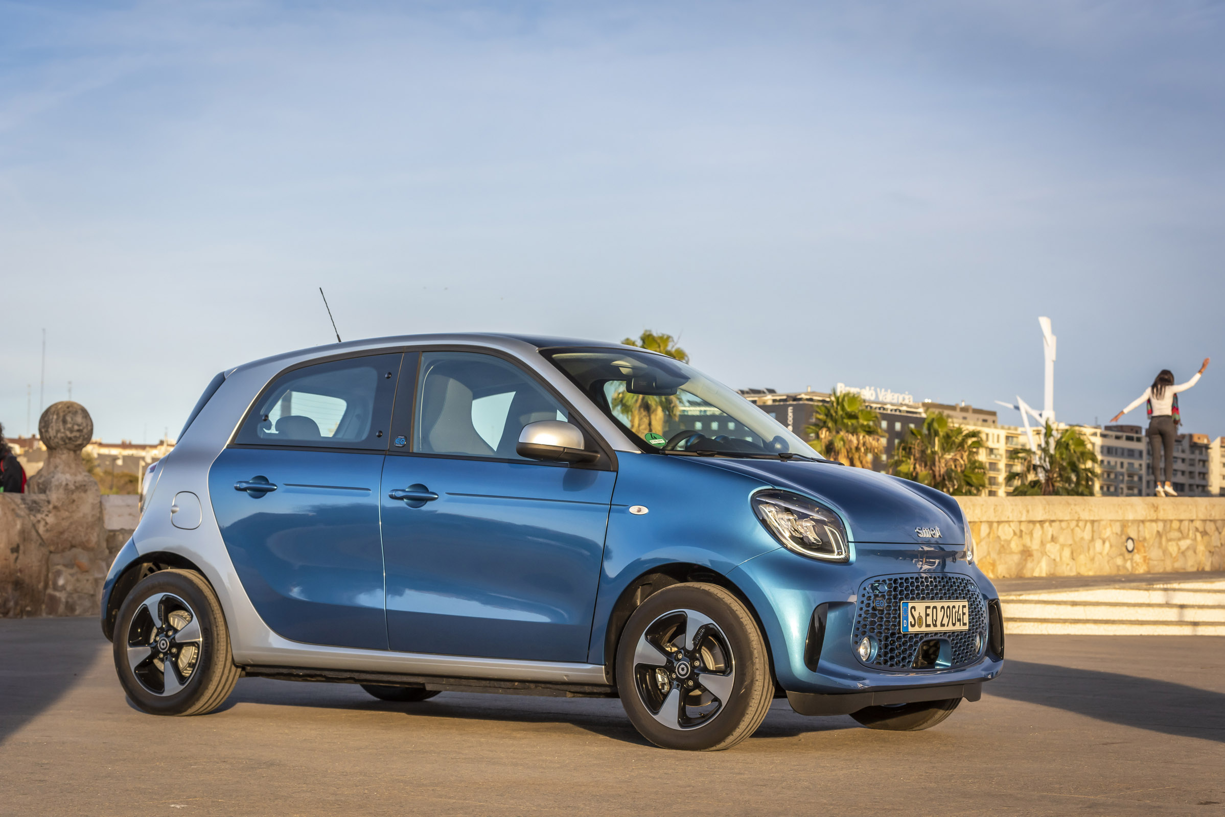 smart EQ forfour, steel blue, passion line, interior black fabric with blue topstitching smart EQ forfour, Stromverbrauch kombiniert, 4,6 kW-Bordlader, (kWh/100 km), 17,3-15,9; CO2-Emission k