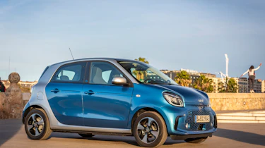 smart EQ forfour, steel blue, passion line, interior black fabric with blue topstitching smart EQ forfour, Stromverbrauch kombiniert, 4,6 kW-Bordlader, (kWh/100 km), 17,3-15,9; CO2-Emission k