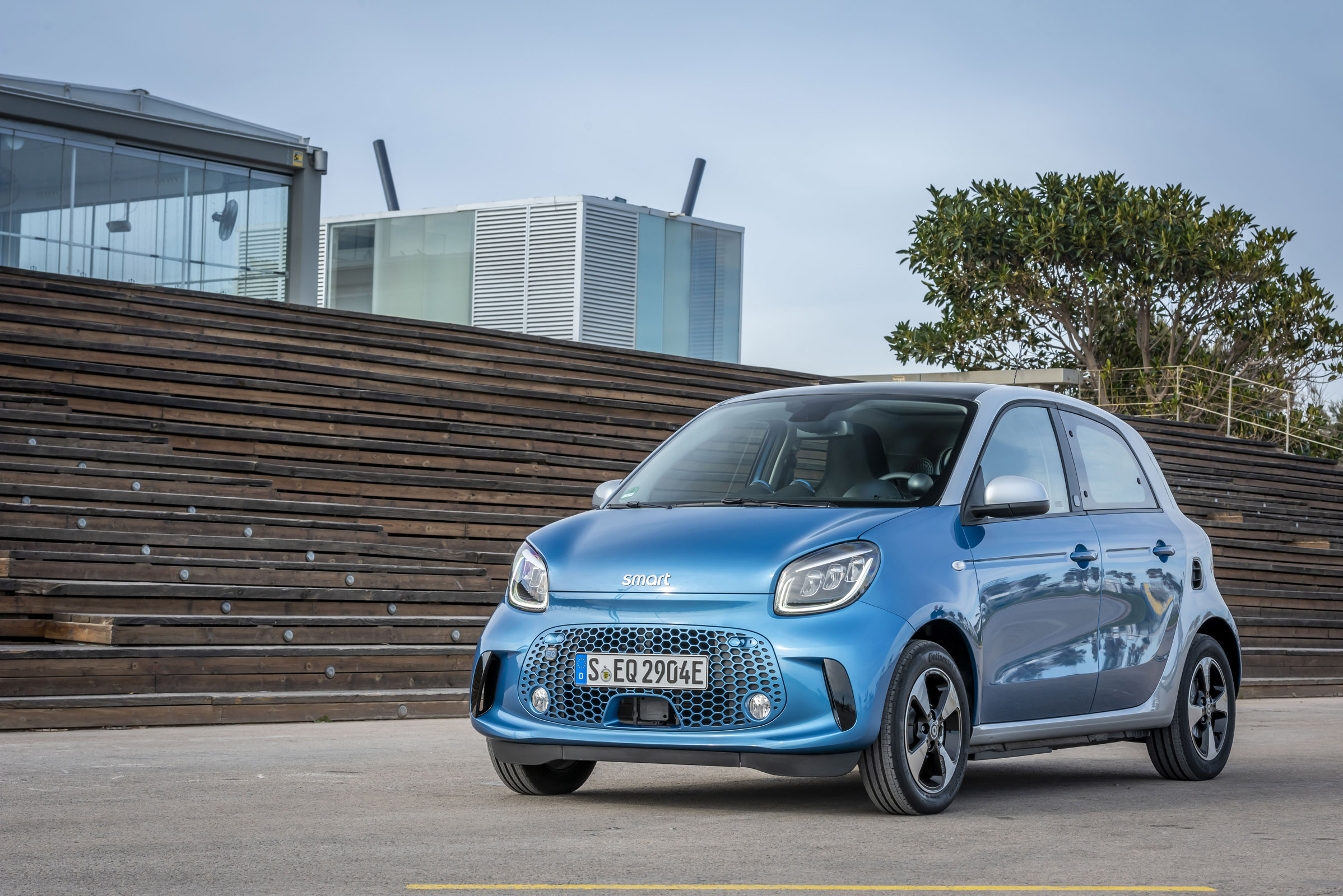 smart EQ forfour, steel blue, passion line, interior black fabric with blue topstitching smart EQ forfour, Stromverbrauch kombiniert, 4,6 kW-Bordlader, (kWh/100 km), 17,3-15,9; CO2-Emission k