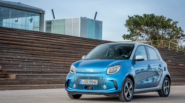 smart EQ forfour, steel blue, passion line, interior black fabric with blue topstitching smart EQ forfour, Stromverbrauch kombiniert, 4,6 kW-Bordlader, (kWh/100 km), 17,3-15,9; CO2-Emission k