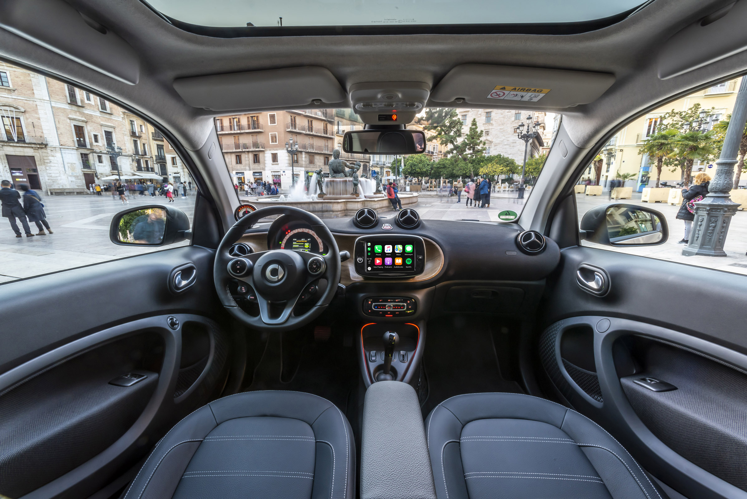 smart EQ fortwo, coupe, cool silver, prime line, interior black fabric with grey topstitching smart EQ fortwo, coupe, Stromverbrauch kombiniert, 4,6 kW-Bordlader, (kWh/100 km), 16,5-15,2; CO2