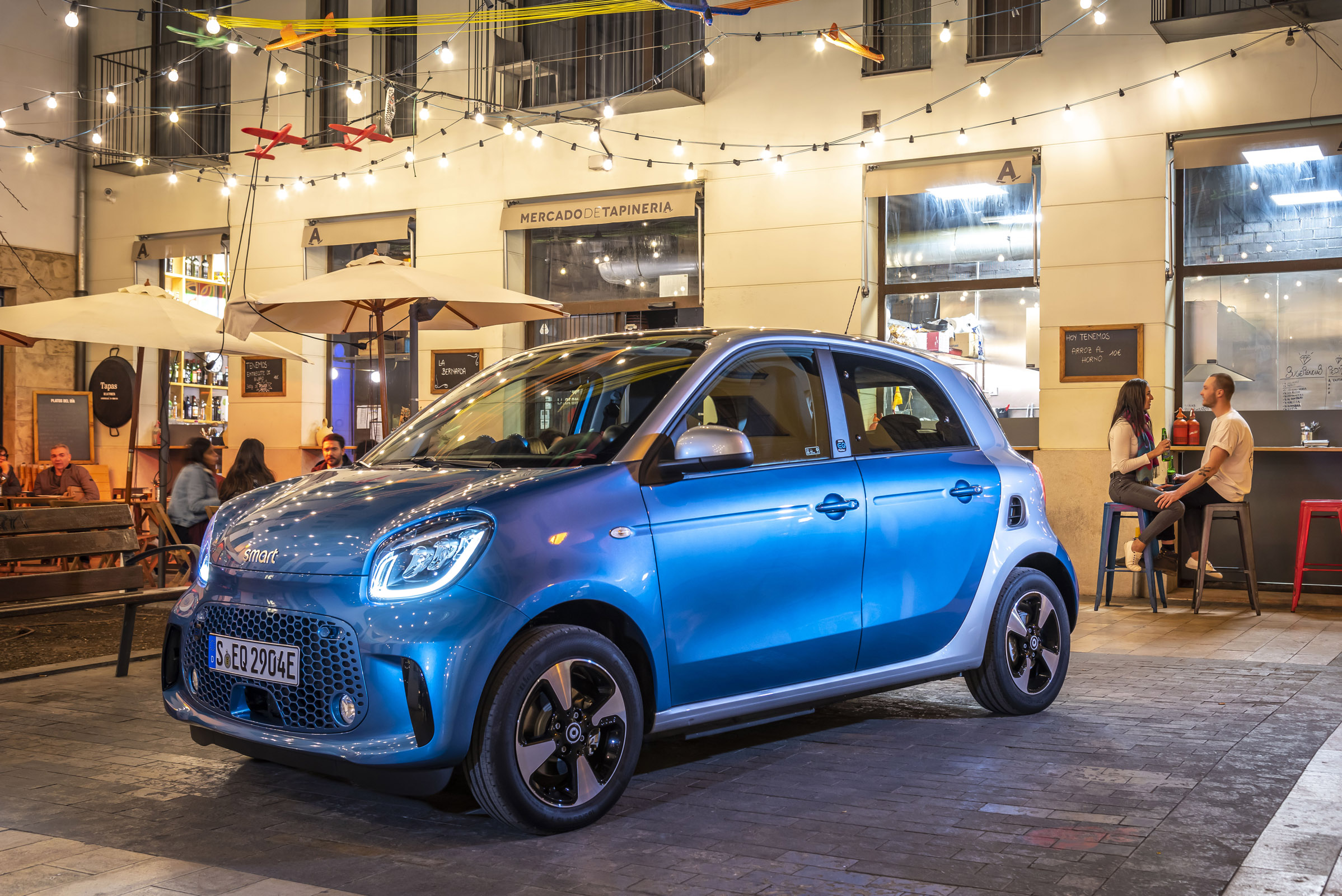 smart EQ forfour, steel blue, passion line, interior black fabric with blue topstitching smart EQ forfour, Stromverbrauch kombiniert, 4,6 kW-Bordlader, (kWh/100 km), 17,3-15,9; CO2-Emission k