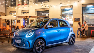 smart EQ forfour, steel blue, passion line, interior black fabric with blue topstitching smart EQ forfour, Stromverbrauch kombiniert, 4,6 kW-Bordlader, (kWh/100 km), 17,3-15,9; CO2-Emission k