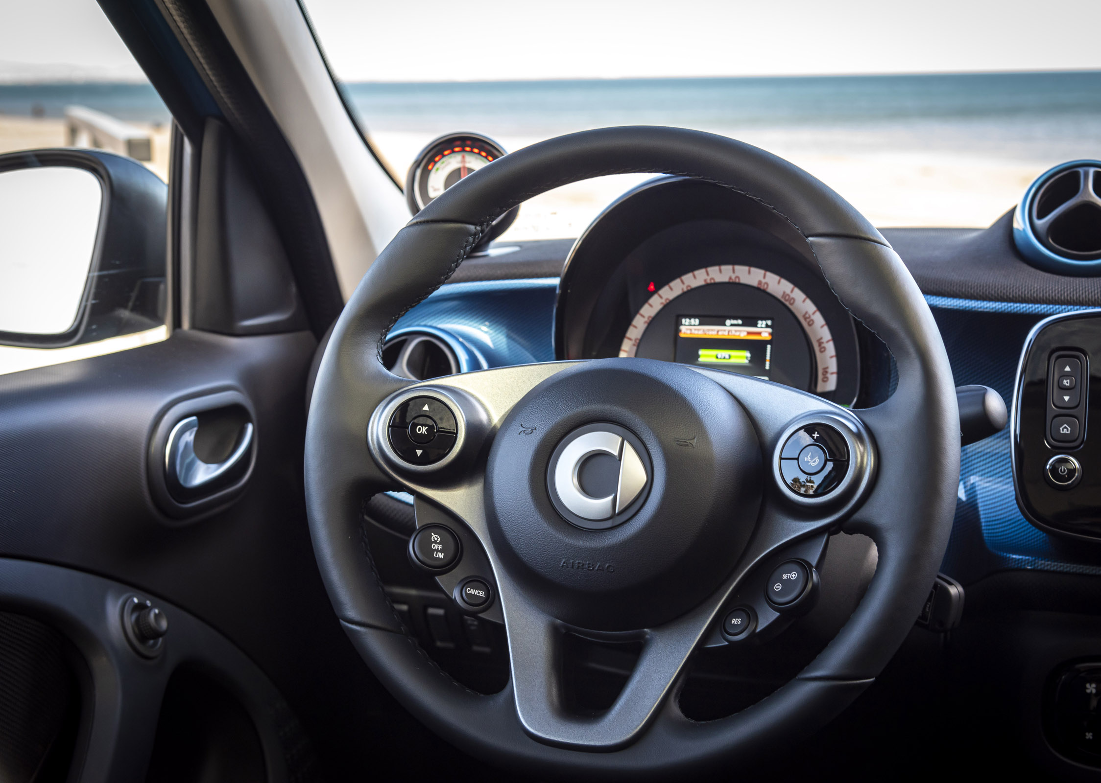 smart EQ forfour, steel blue, passion line, interior black fabric with blue topstitching smart EQ forfour, Stromverbrauch kombiniert, 4,6 kW-Bordlader, (kWh/100 km), 17,3-15,9; CO2-Emission k