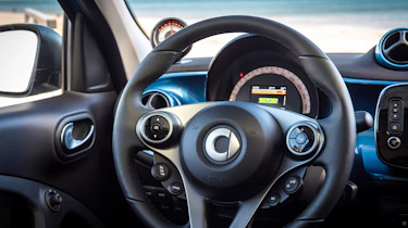 smart EQ forfour, steel blue, passion line, interior black fabric with blue topstitching smart EQ forfour, Stromverbrauch kombiniert, 4,6 kW-Bordlader, (kWh/100 km), 17,3-15,9; CO2-Emission k