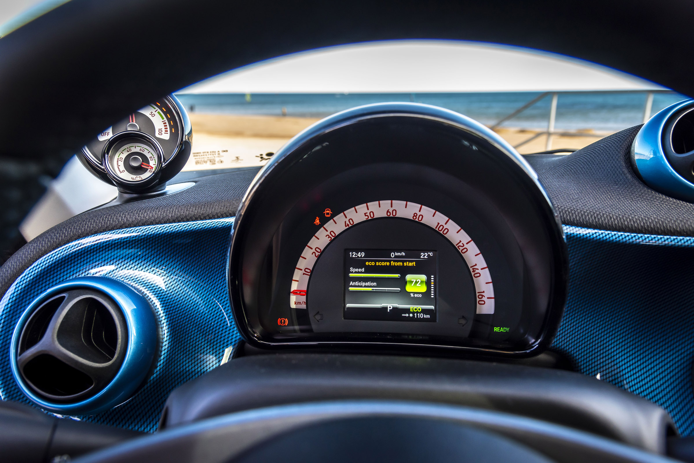 smart EQ forfour, steel blue, passion line, interior black fabric with blue topstitching smart EQ forfour, Stromverbrauch kombiniert, 4,6 kW-Bordlader, (kWh/100 km), 17,3-15,9; CO2-Emission k