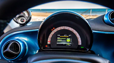 smart EQ forfour, steel blue, passion line, interior black fabric with blue topstitching smart EQ forfour, Stromverbrauch kombiniert, 4,6 kW-Bordlader, (kWh/100 km), 17,3-15,9; CO2-Emission k