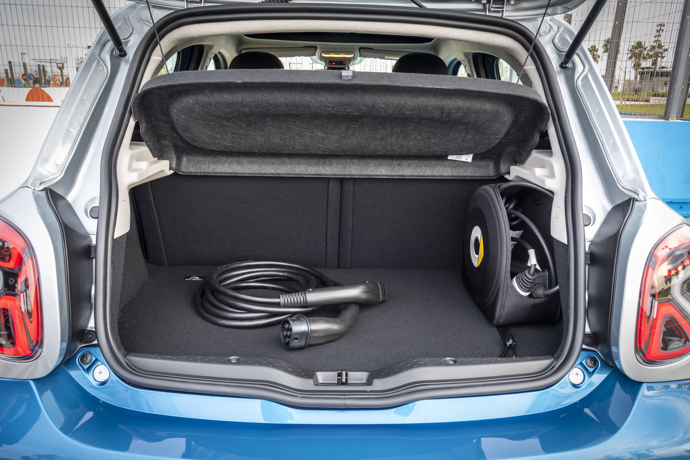 smart EQ forfour, steel blue, passion line, interior black fabric with blue topstitching smart EQ forfour, Stromverbrauch kombiniert, 4,6 kW-Bordlader, (kWh/100 km), 17,3-15,9; CO2-Emission k