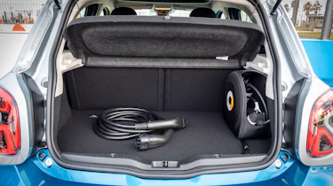 smart EQ forfour, steel blue, passion line, interior black fabric with blue topstitching smart EQ forfour, Stromverbrauch kombiniert, 4,6 kW-Bordlader, (kWh/100 km), 17,3-15,9; CO2-Emission k