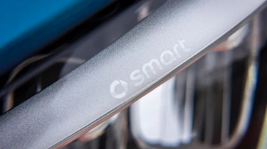 smart EQ forfour, steel blue, passion line, interior black fabric with blue topstitching smart EQ forfour, Stromverbrauch kombiniert, 4,6 kW-Bordlader, (kWh/100 km), 17,3-15,9; CO2-Emission k