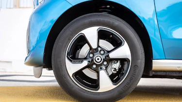 smart EQ forfour, steel blue, passion line, interior black fabric with blue topstitching smart EQ forfour, Stromverbrauch kombiniert, 4,6 kW-Bordlader, (kWh/100 km), 17,3-15,9; CO2-Emission k