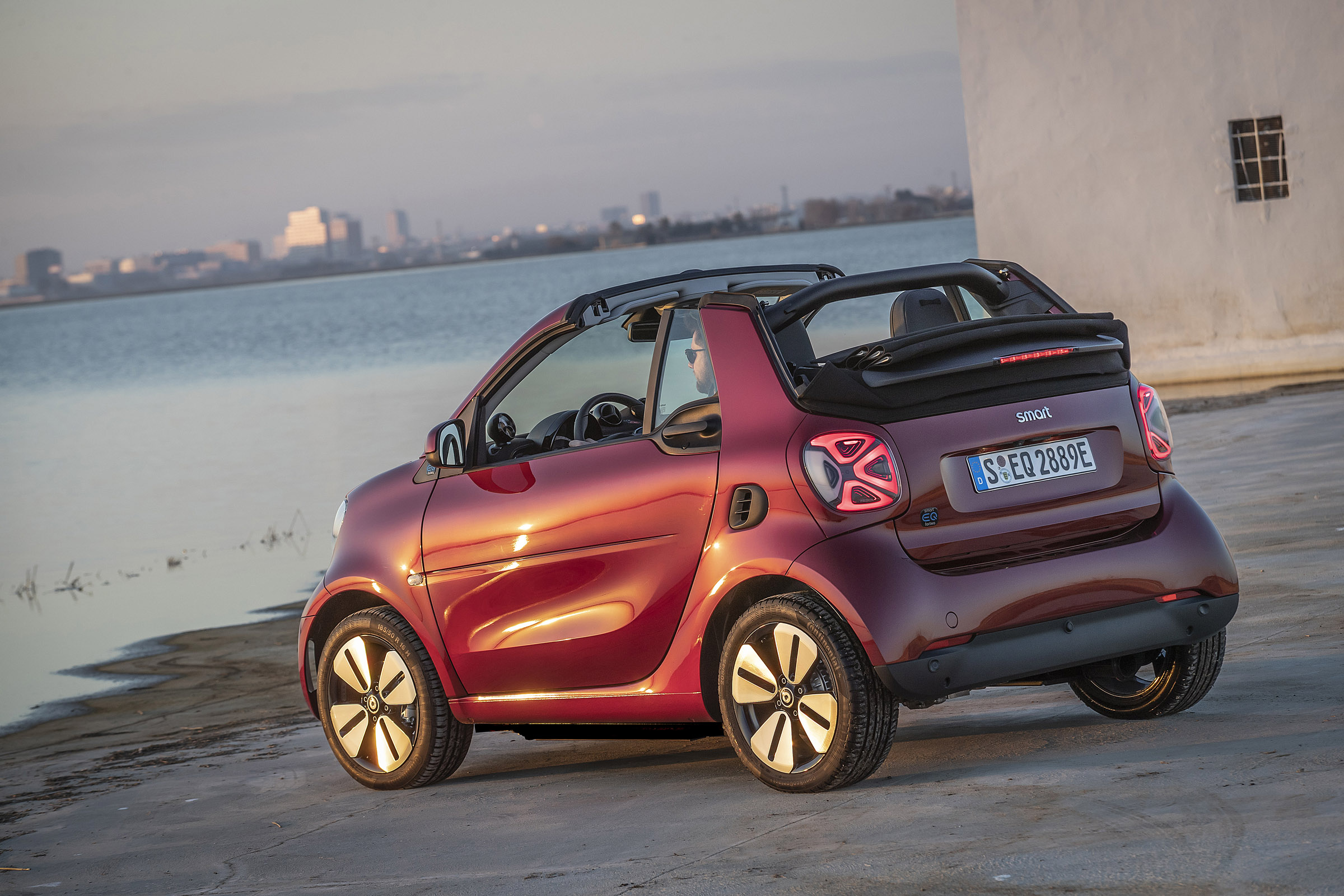 smart EQ fortwo cabrio, carmine red, prime line, interior black leather with grey topstitchingsmart EQ fortwo cabrio, Stromverbrauch kombiniert, 4,6 kW-Bordlader, (kWh/100 km), 16,8-15,4; CO2