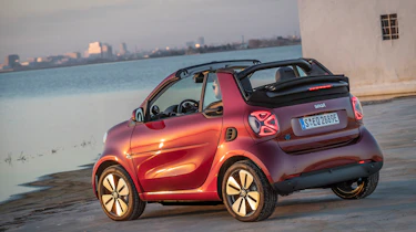 smart EQ fortwo cabrio, carmine red, prime line, interior black leather with grey topstitchingsmart EQ fortwo cabrio, Stromverbrauch kombiniert, 4,6 kW-Bordlader, (kWh/100 km), 16,8-15,4; CO2