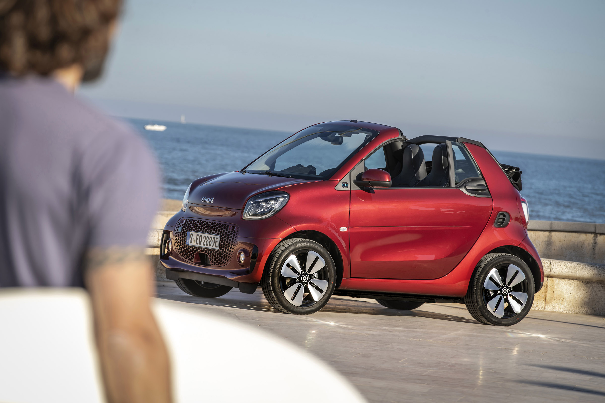 smart EQ fortwo cabrio, carmine red, prime line, interior black leather with grey topstitchingsmart EQ fortwo cabrio, Stromverbrauch kombiniert, 4,6 kW-Bordlader, (kWh/100 km), 16,8-15,4; CO2