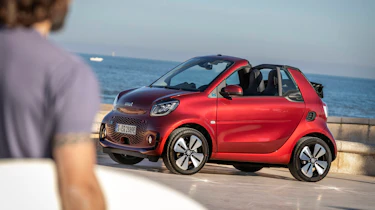 smart EQ fortwo cabrio, carmine red, prime line, interior black leather with grey topstitchingsmart EQ fortwo cabrio, Stromverbrauch kombiniert, 4,6 kW-Bordlader, (kWh/100 km), 16,8-15,4; CO2
