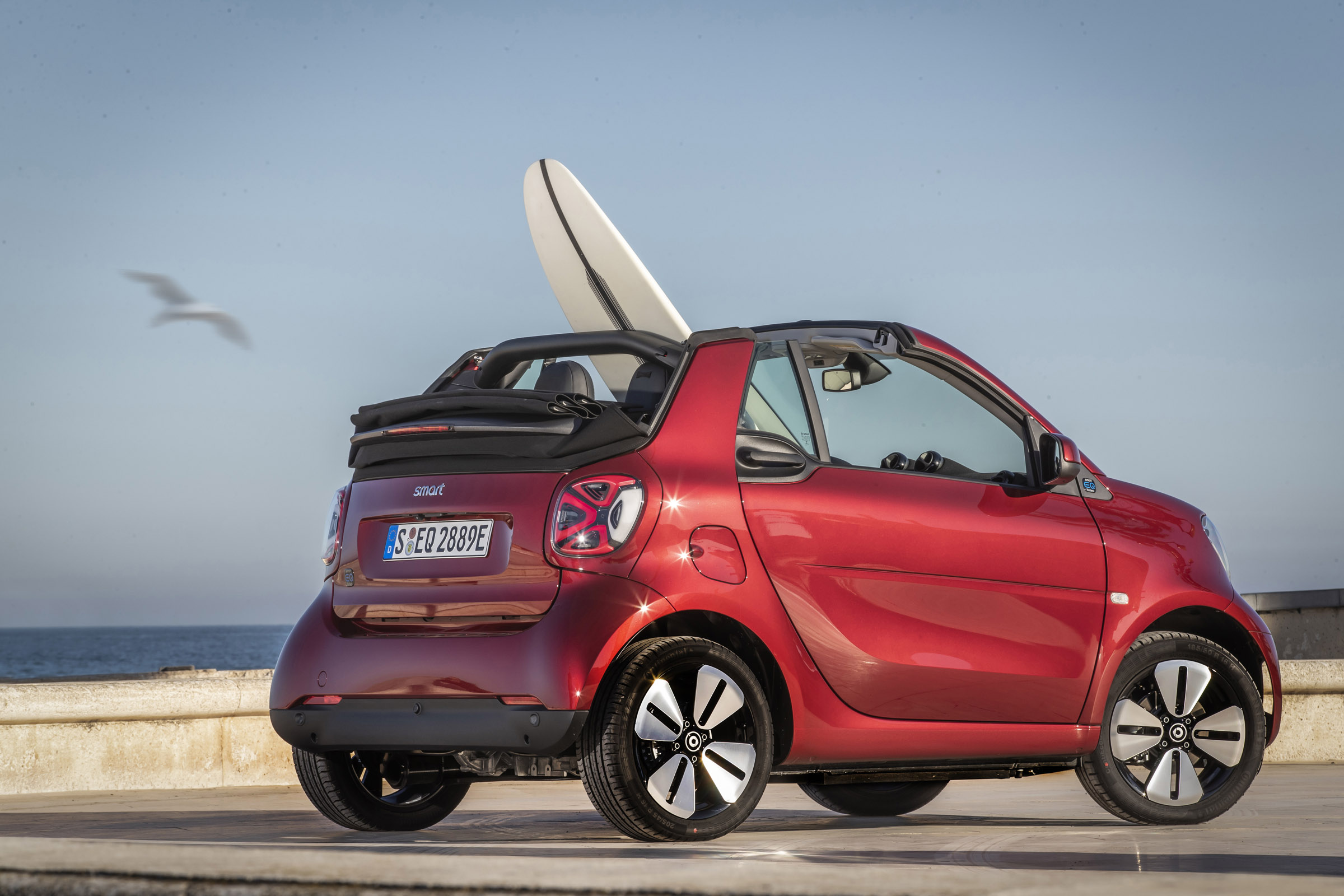 smart EQ fortwo cabrio, carmine red, prime line, interior black leather with grey topstitchingsmart EQ fortwo cabrio, Stromverbrauch kombiniert, 4,6 kW-Bordlader, (kWh/100 km), 16,8-15,4; CO2