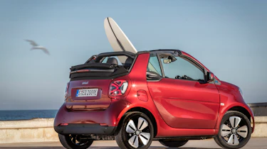 smart EQ fortwo cabrio, carmine red, prime line, interior black leather with grey topstitchingsmart EQ fortwo cabrio, Stromverbrauch kombiniert, 4,6 kW-Bordlader, (kWh/100 km), 16,8-15,4; CO2