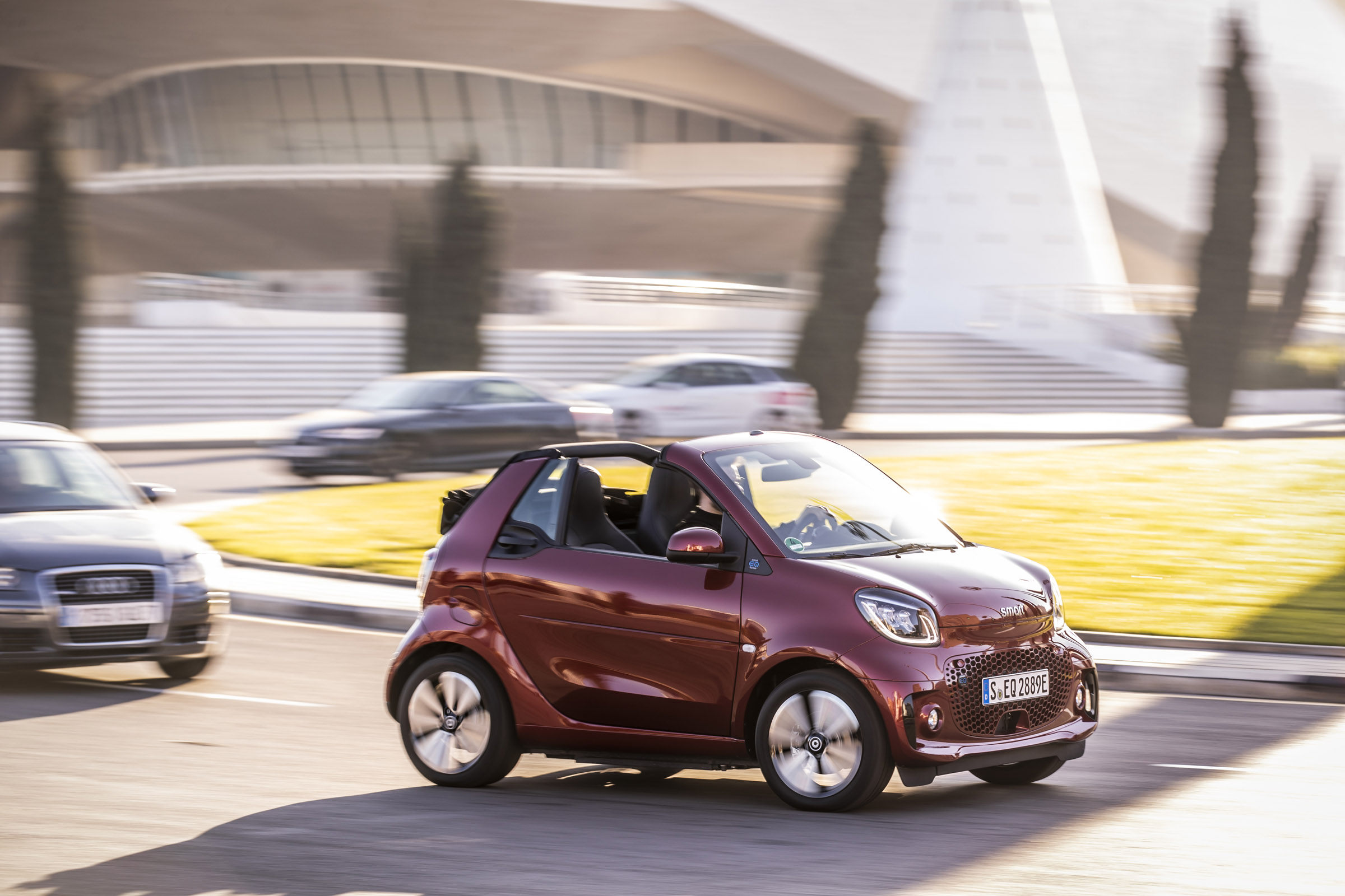 smart EQ fortwo cabrio, carmine red, prime line, interior black leather with grey topstitchingsmart EQ fortwo cabrio, Stromverbrauch kombiniert, 4,6 kW-Bordlader, (kWh/100 km), 16,8-15,4; CO2
