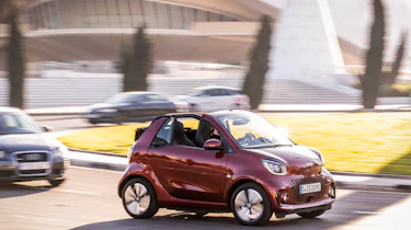 smart EQ fortwo cabrio, carmine red, prime line, interior black leather with grey topstitchingsmart EQ fortwo cabrio, Stromverbrauch kombiniert, 4,6 kW-Bordlader, (kWh/100 km), 16,8-15,4; CO2