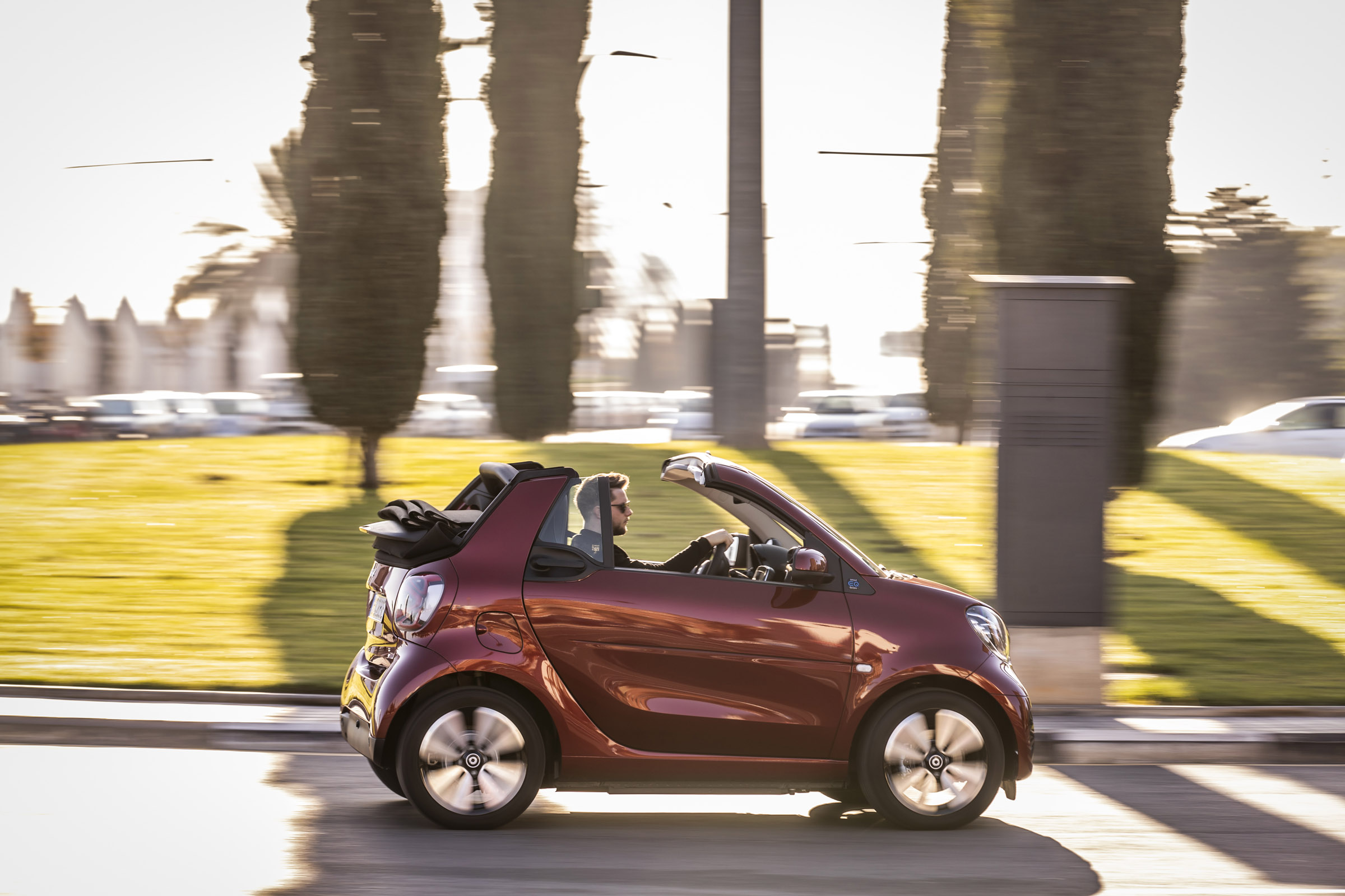 smart EQ fortwo cabrio, carmine red, prime line, interior black leather with grey topstitchingsmart EQ fortwo cabrio, Stromverbrauch kombiniert, 4,6 kW-Bordlader, (kWh/100 km), 16,8-15,4; CO2