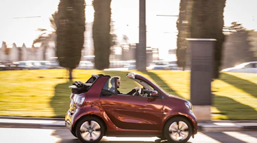 smart EQ fortwo cabrio, carmine red, prime line, interior black leather with grey topstitchingsmart EQ fortwo cabrio, Stromverbrauch kombiniert, 4,6 kW-Bordlader, (kWh/100 km), 16,8-15,4; CO2