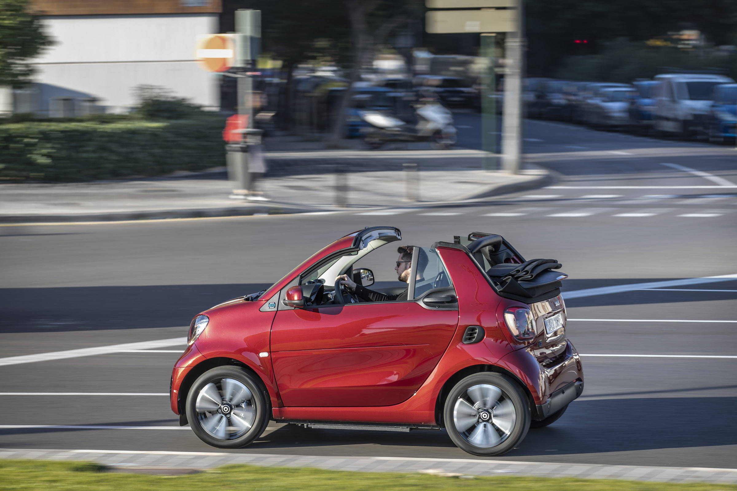smart EQ fortwo cabrio, carmine red, prime line, interior black leather with grey topstitchingsmart EQ fortwo cabrio, Stromverbrauch kombiniert, 4,6 kW-Bordlader, (kWh/100 km), 16,8-15,4; CO2