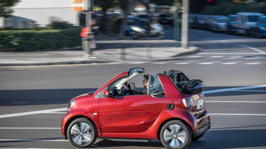smart EQ fortwo cabrio, carmine red, prime line, interior black leather with grey topstitchingsmart EQ fortwo cabrio, Stromverbrauch kombiniert, 4,6 kW-Bordlader, (kWh/100 km), 16,8-15,4; CO2